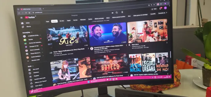 Monitor Gamer Samsung Odissey G7 (Usado - Tela um pouco solta)
