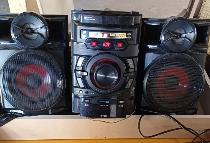 Aparelho de Som, com 2 caixas $250