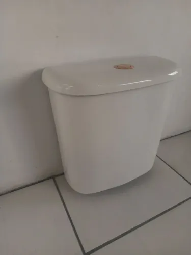 Caixa acoplada de vaso sanitário.