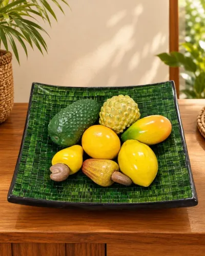 Centro de mesa em barro, acabamento em mosaico e frutas decorativas em barro.