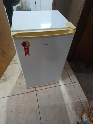 VENDO UM FRIGOBAR DE 83 LTS.