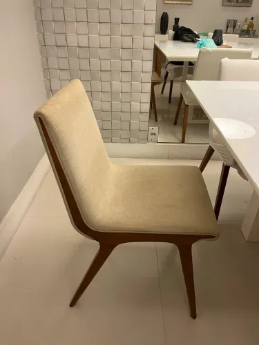 Cadeira estofada em linho