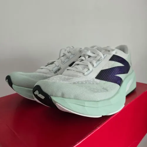 Tênis New Balance Fuelcell Rebel V4 - Verde claro - Tamanho 43