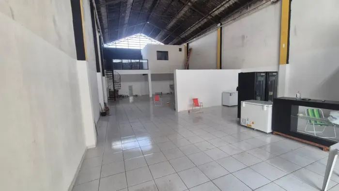 GR VENDE OU ALUGA GALPÃO NA CREMAÇAO - 2 VAGAS - LAVABO - 250M2 - OPORTUNIDADE