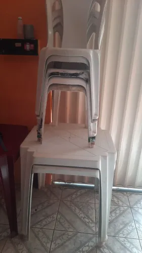 Duas mesa de plástico 5 cadeiras 150 tudo 
