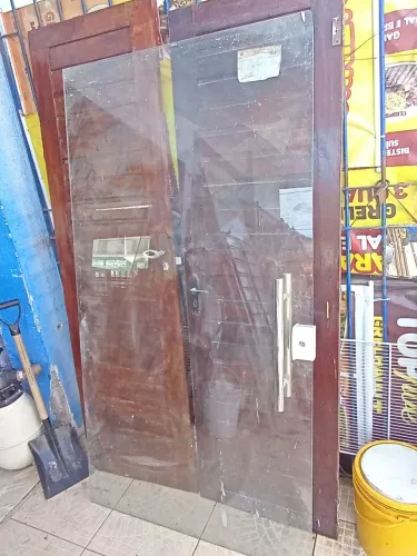 PORTA DE VIDRO DE CORRER UM PARTE FIXA E OUTRA CORRE 2 METRO DE LARGURA POR 195 DE ALTURA 
