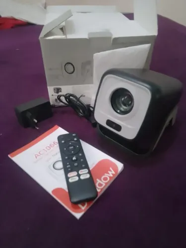 Bettdow Projetor 4K Portátil - Cinema em Casa com Netflix Oficial