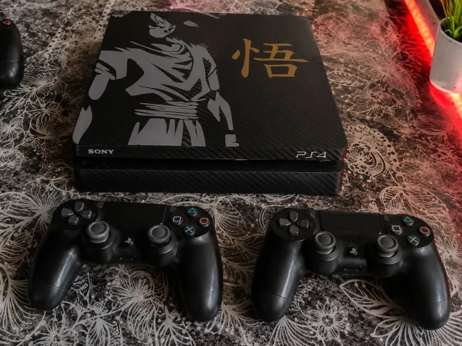 PS4 SLIM DESBLOQUEADO -2 CONTROLES - 500 GIGAS