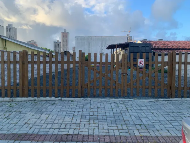 Terreno com 2 lofts Containers instalados em Perequê