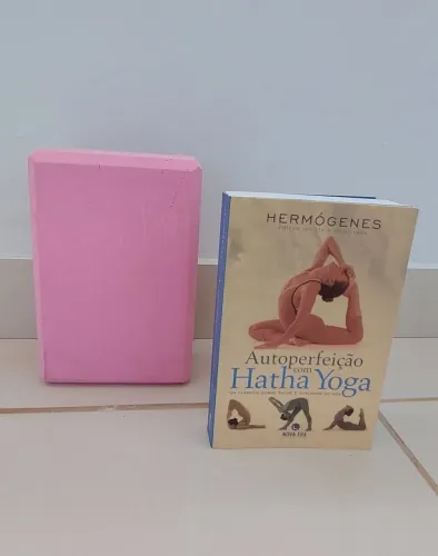 Livro Hatha Yoga + Bloco de EVA para a prática dos exercícios