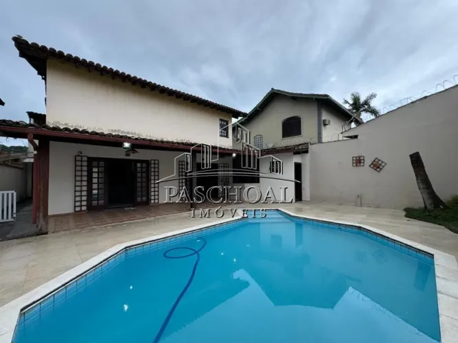 SOBRADO ALTO PADRÃO, 04 QUARTOS C/ PISCINA, BAIRRO CANTO DO FORTE EM PRAIA GRANDE.