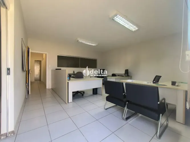 Casa Comercial disponível para locação e venda no bairro Cidade Jardim em Uberlândia-MG