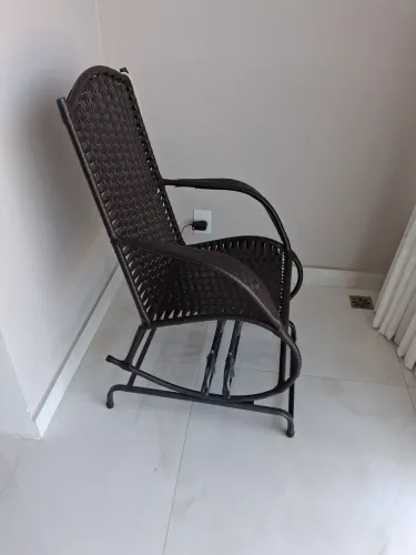 Vendo cadeira de balanço feita em fibra natural e ferro.
