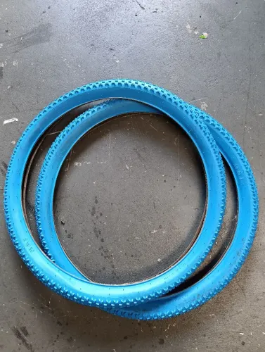 Pneu aro 26 azul novo (o par)