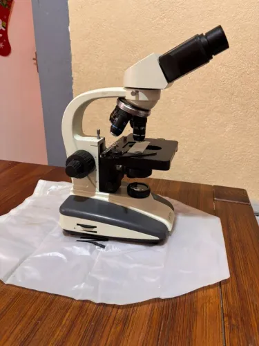 Microscópio Binocular