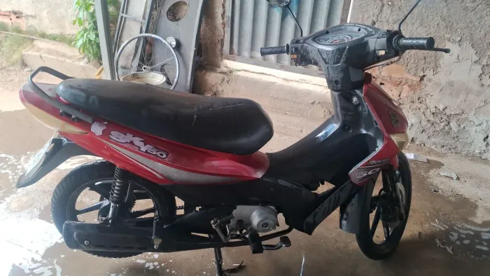 Motos