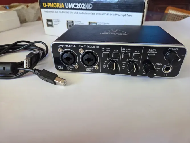 Interface de áudio u-phoria UMC202HD Behringer (nunca usado)