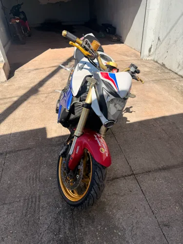 VENDO MOTO CBR 1000 ANO 2013