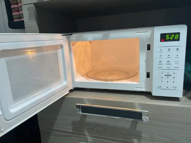 Microondas Britânia branco