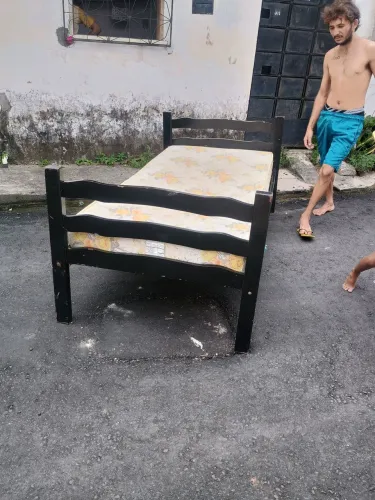 Cama de solteiro mais colchão