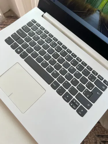 Notebook Lenovo Intel Core i3 4GB RAM 224GB Armazenamento Tela 14" Windows 11