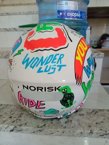 Capacete Norisk na caixa