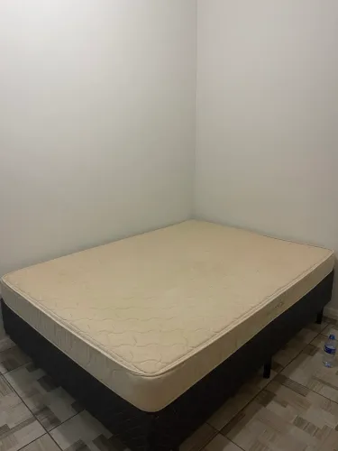 Cama com colchão de molas semi nova