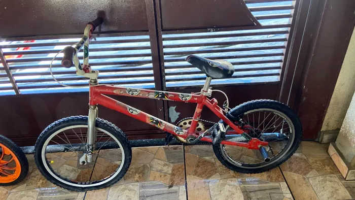 Vendo bicicleta aro 20 preço negociável 