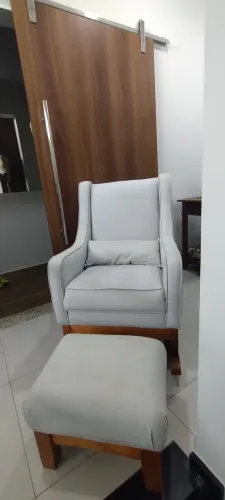 Poltrona de balanço com puff