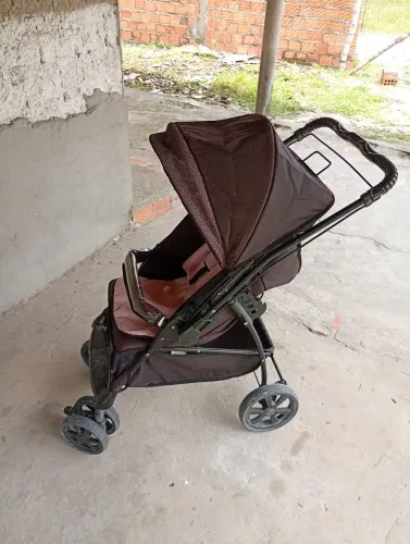 Carrinho de bebê feminino, obs falta algumas peças do cinto