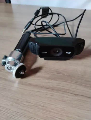 C922 Pro Stream Logitech Webcam Full HD para Transmissões e Gravações com tripé de mesa La