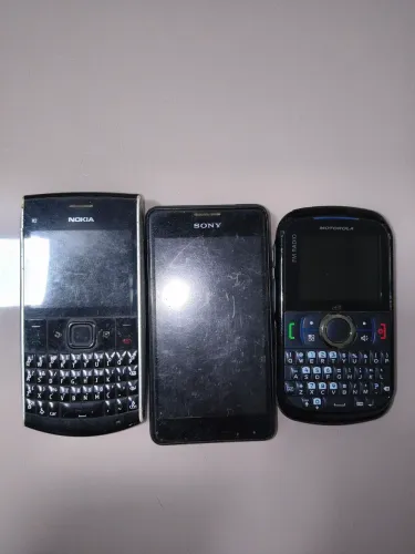 Lote com 10 celulares antigos para peças / restauração