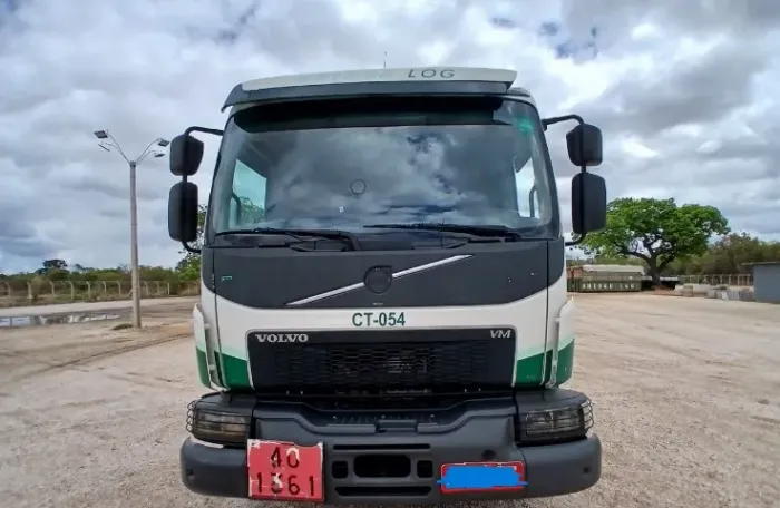 Volvo VM 330 6x2 Roll On Roll Off GR25