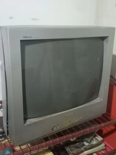 TV antiga pequena para retirada de peças