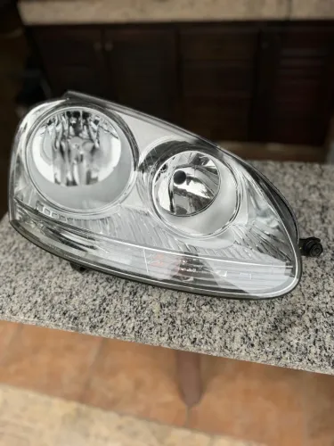 Farol direito Jetta/Golf 2010