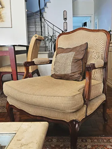 Poltrona Clássica Estilo Francês em Madeira Maciça + Almofada
