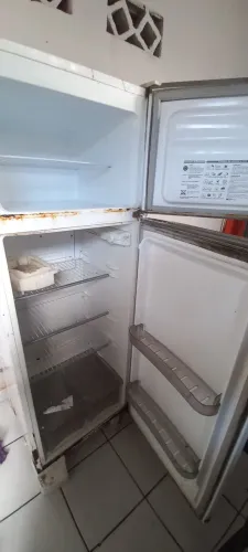 Geladeira usada pra retirar peça ou ajeitar
