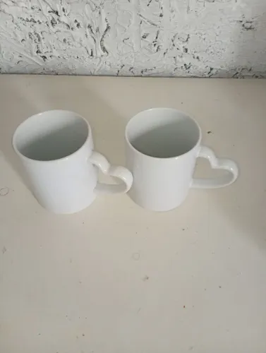Caneca porcelana alça coração