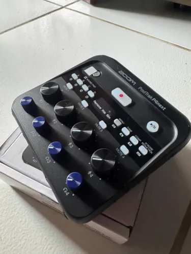 ZOOM P4 Next - Mesa de som para podcast, Novo nunca usado. Aberto apenas para testes.