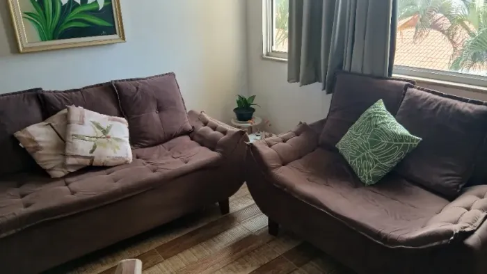 Conjunto de sofá, cor marron e almofadas soltas