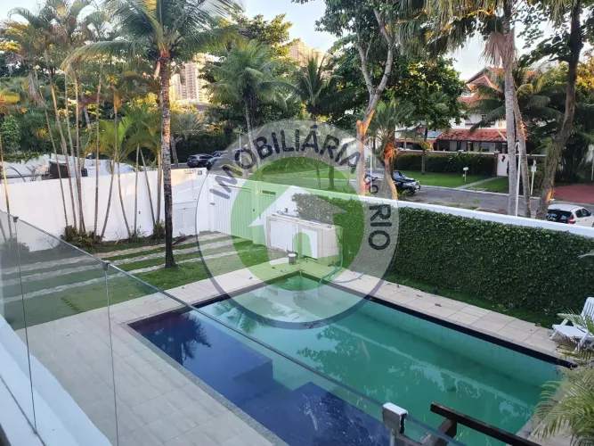 SANTA HELENA - RESIDÊNCIA RECÉM REFORMADA - BARRA DA TIJUCA