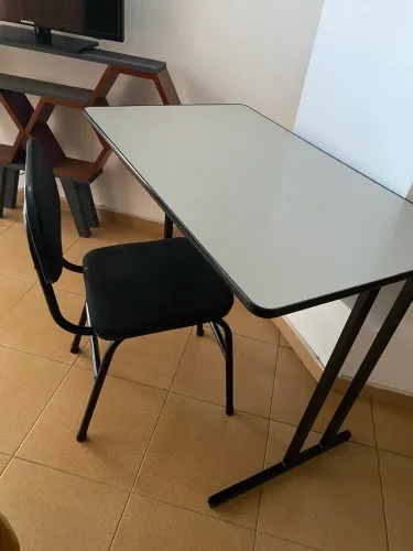 Vendo mesa e cadeira de estudo