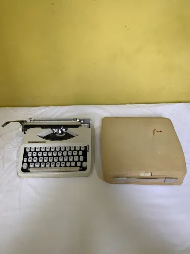 Máquina de Escrever Hermes Baby Original Suíça com Estojo - Vintage | Colecionador