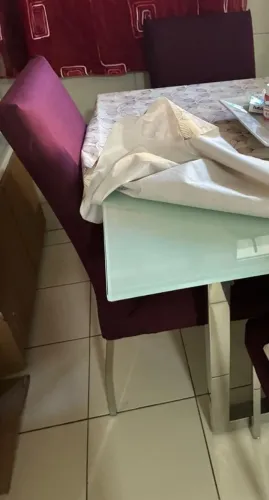 Vendo mesa com tampo de vidro de 100x100 base de aço inox e com 4 cadeiras de aço inox