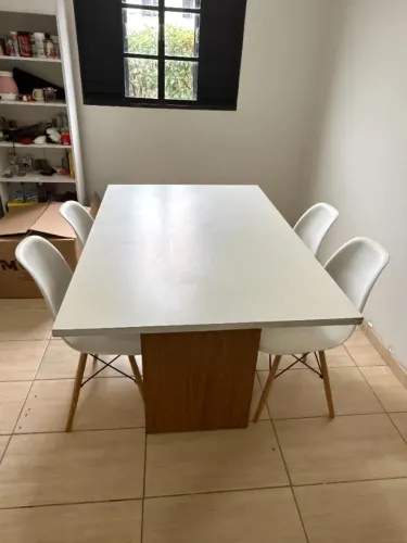 Mesa de jantar branca com 4 cadeiras