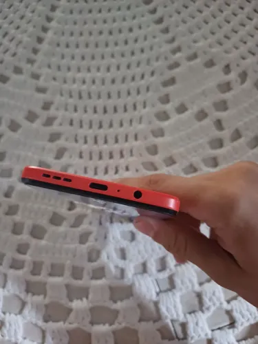 Celular bom e barato moto g35 5g com 256 de armazenamento e 4 de ram com 6 meses de uso.