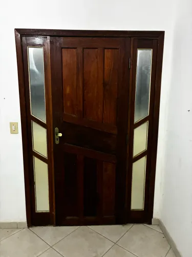 Porta de madeira Angelim Pedra com bandeja de vidro