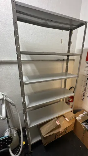 Estante de aço
