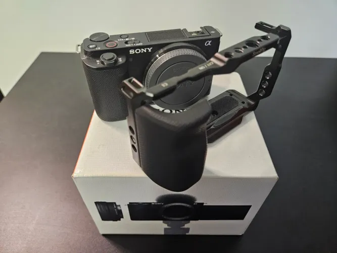 Câmera Sony Zve10 Seminova na Caixa (Corpo) + Cage Smallrig e Acessórios