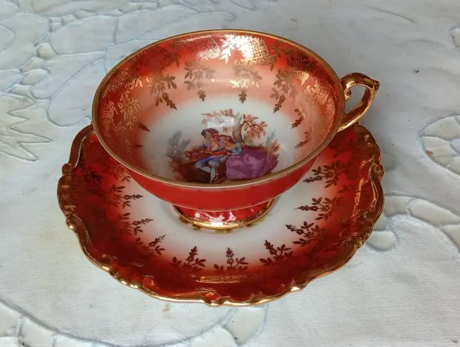 Xícara de porcelana vintage vermelha com Pires e detalhes Dourados 
